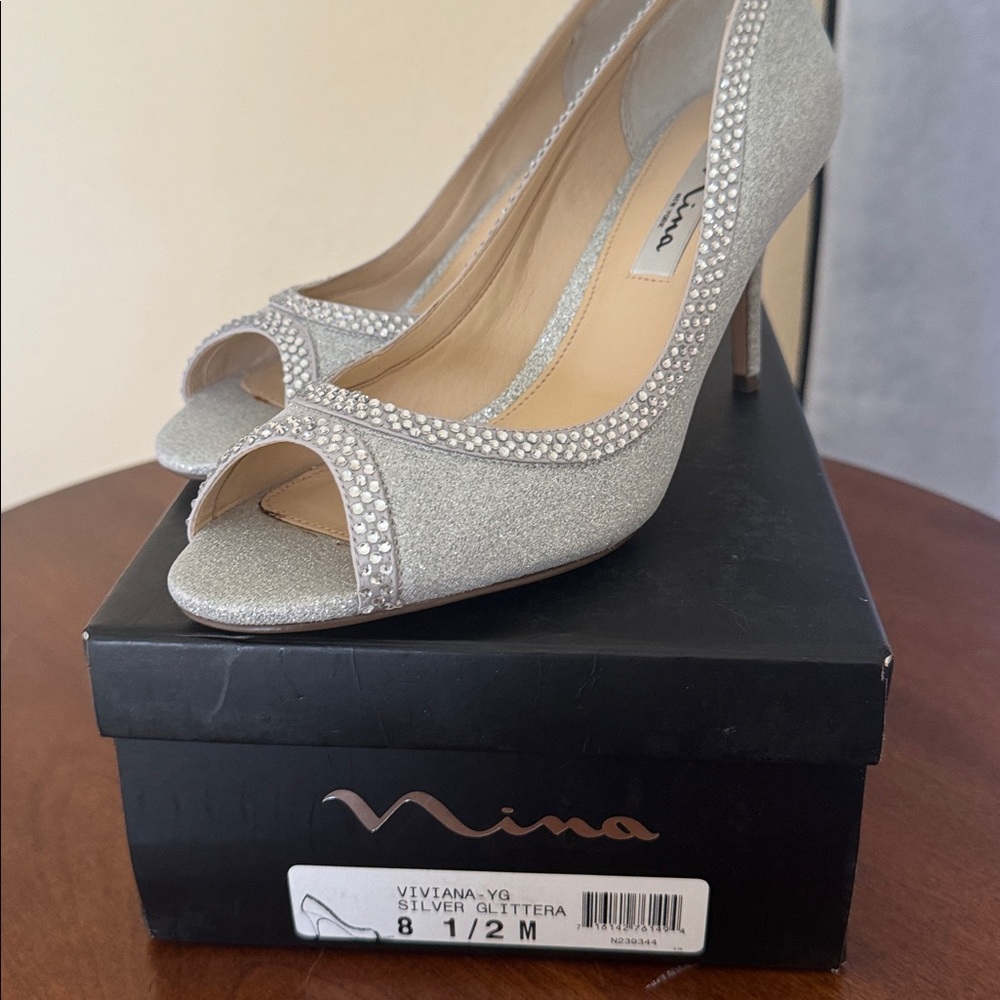NEW Nina Silver Glittera Heels VIVIANA 8.5M peep toe